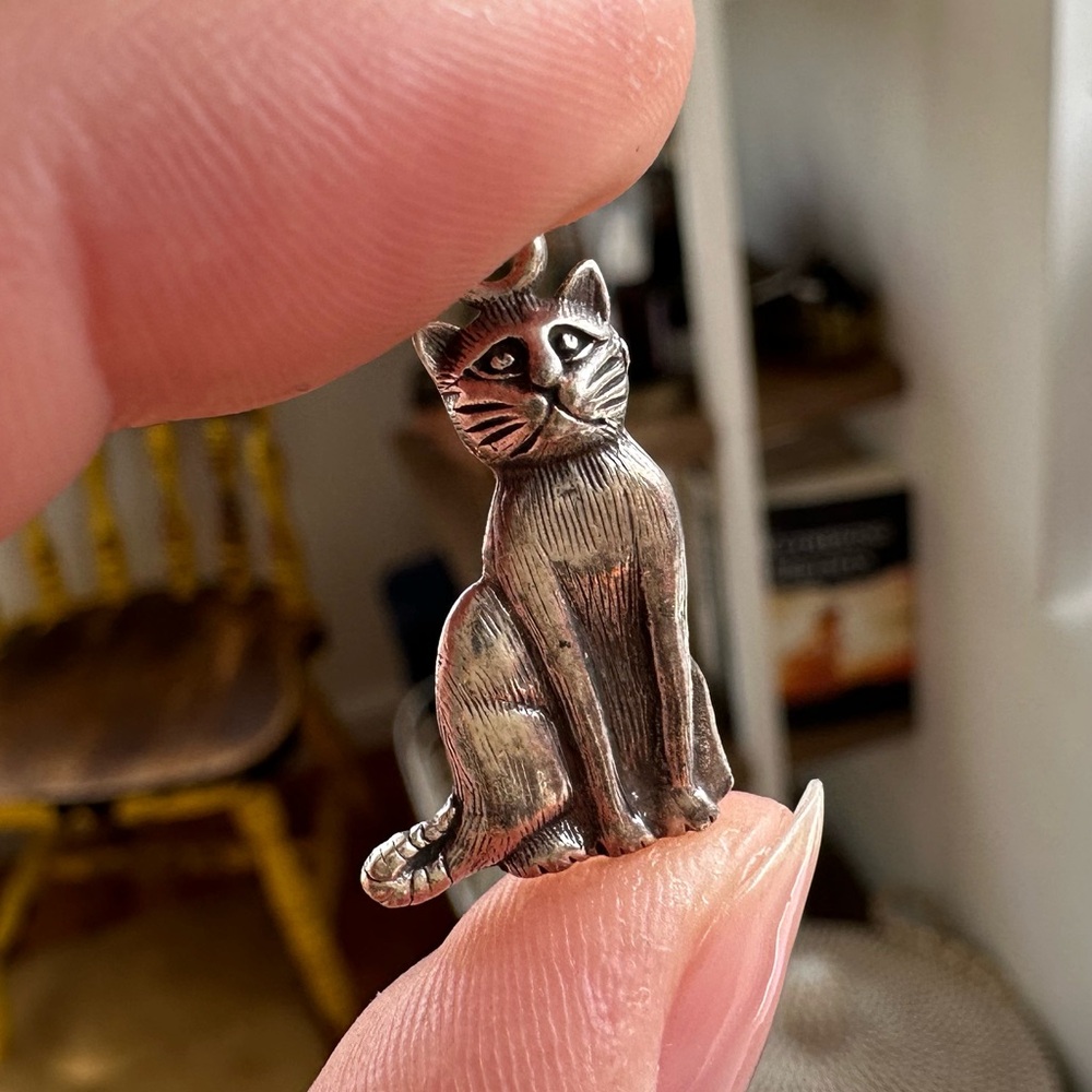 vintage • sterling silver cat pendant